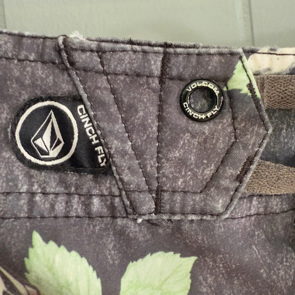 Volcom Maguro Boardshorts Skull Floral V2S Cinch‎ Fly Gray Size 33 Surf Swim